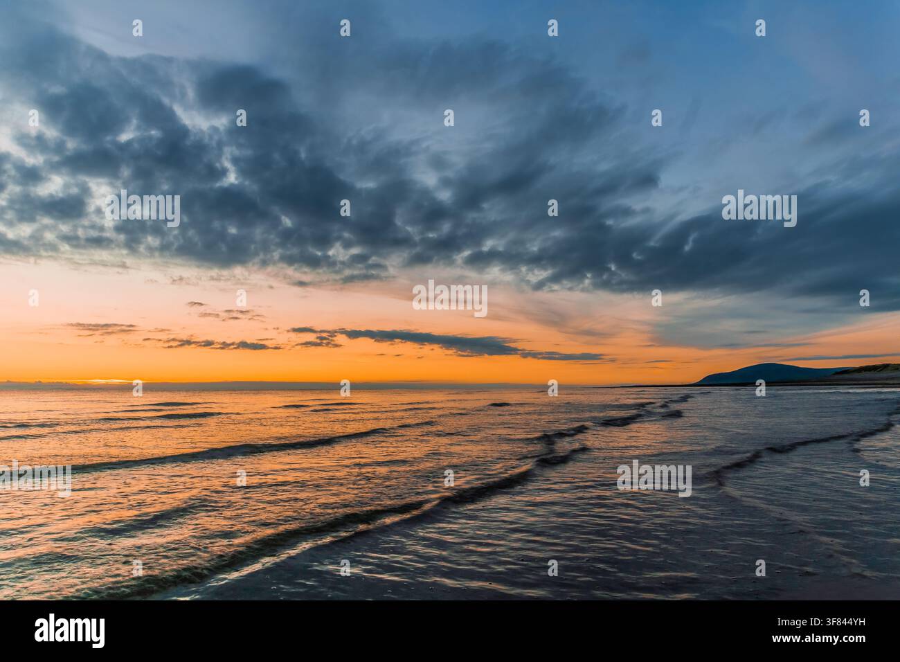 Tramonto sul Mare d'Irlanda da Sandy Gap con Black Combe in lontananza Foto Stock