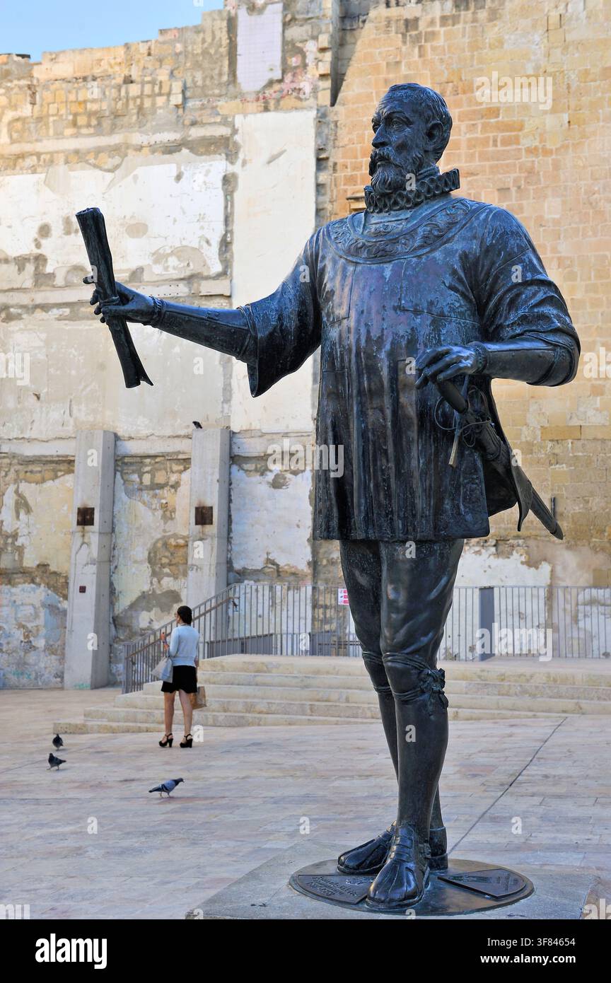 La statua di Jean Parisot de Valette si trova davanti a un muro storico con persone e piccioni nelle vicinanze a Malta Foto Stock