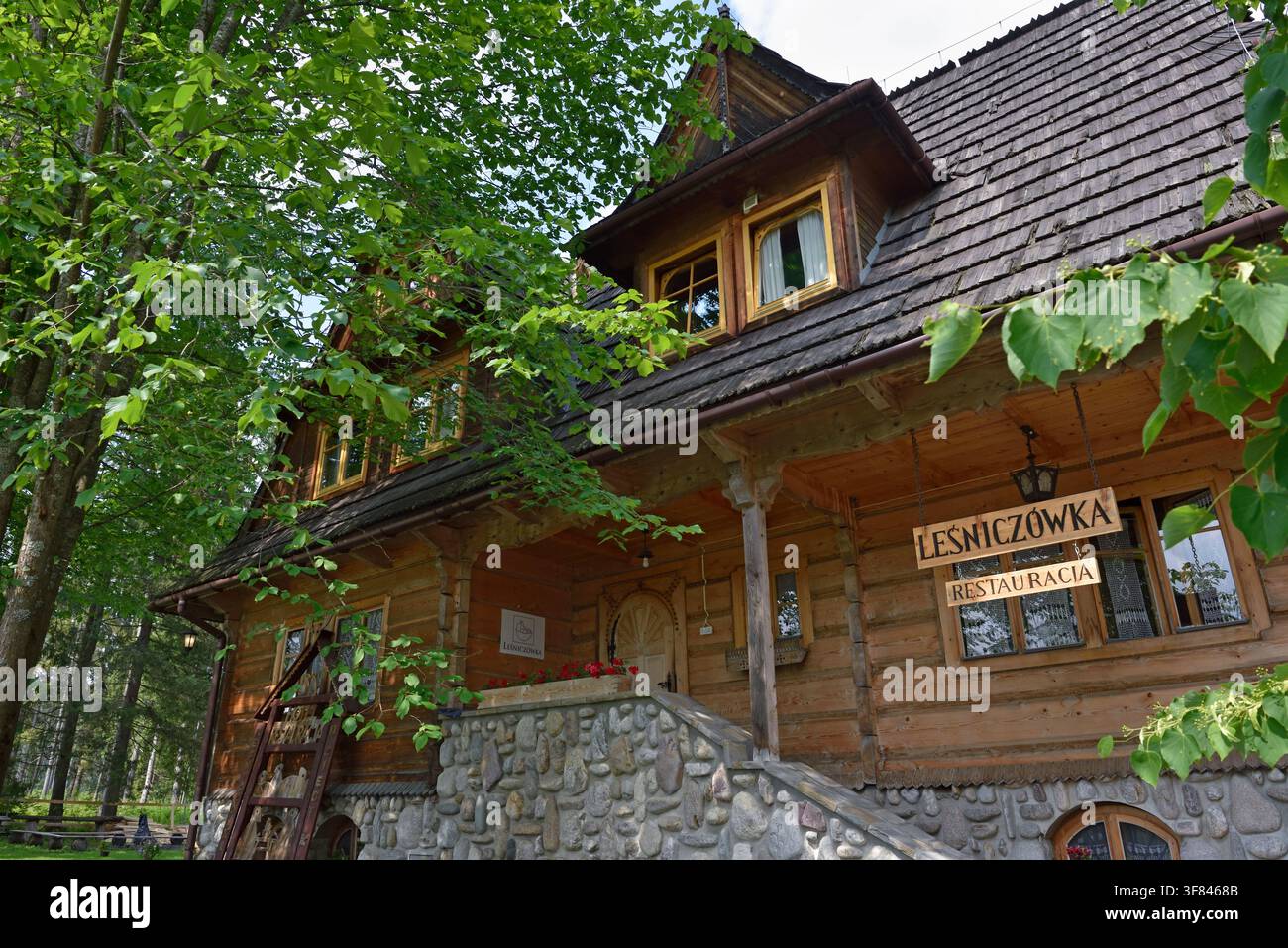 Visita Lesniczowka u Zieby, una locanda e ristorante nel cuore della valle di Chocholowska, nella regione di Podhale in Polonia Foto Stock