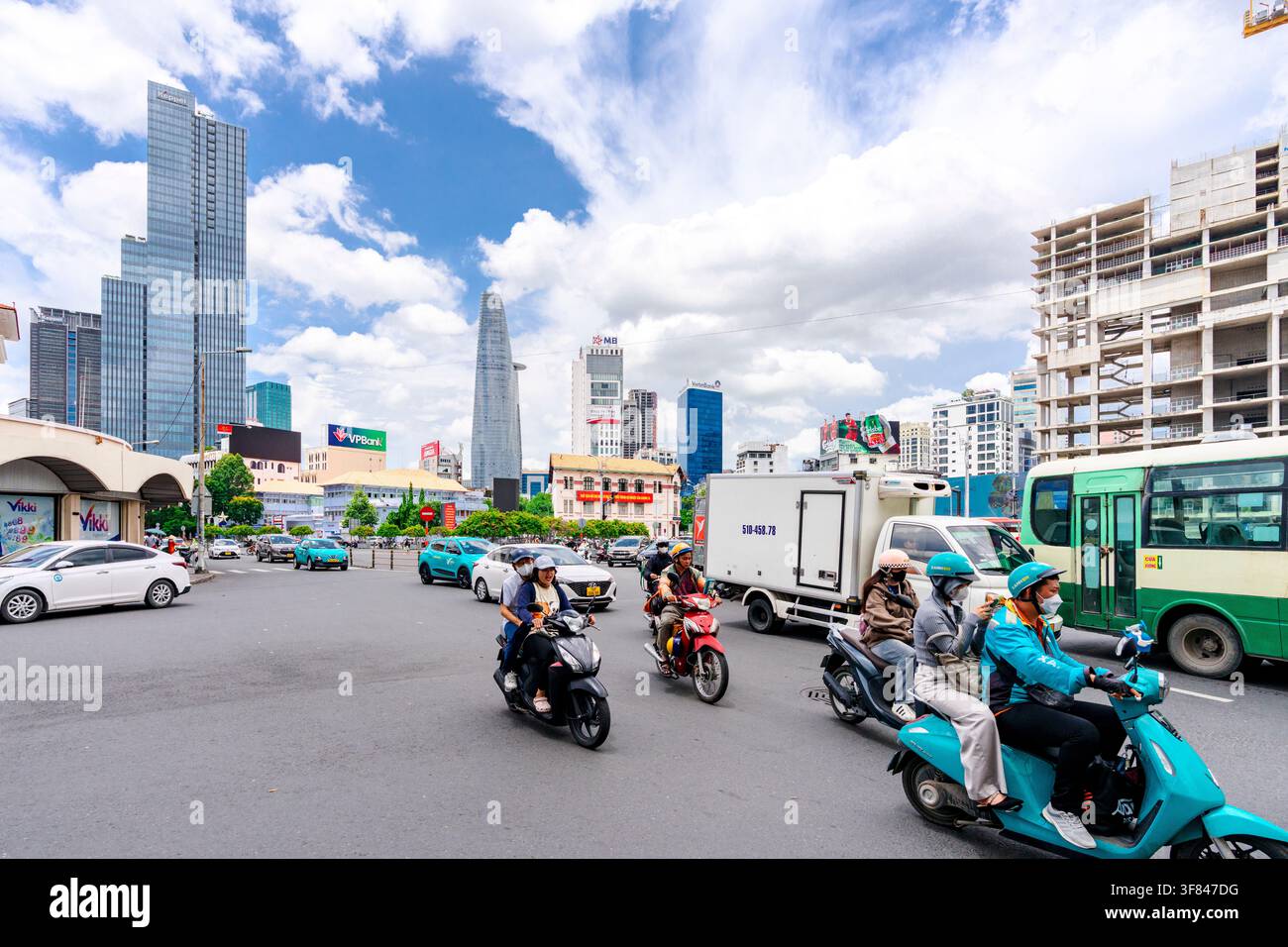 Traffico intenso con moto e auto a Ho Chi Minh City in una giornata di sole Foto Stock