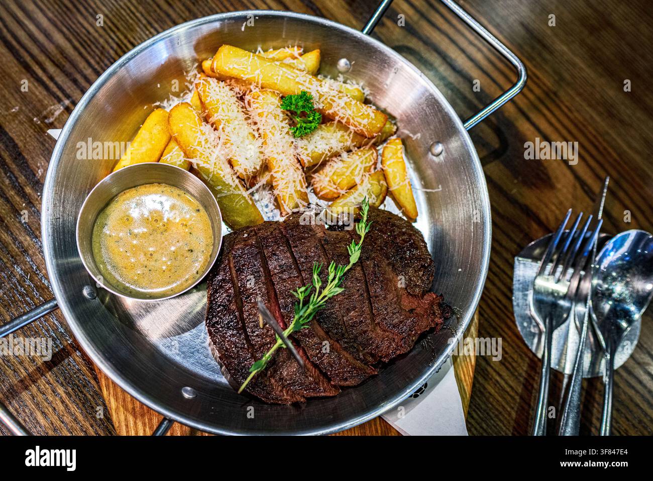 Bistecca Wagyu media servita con patate a cuneo e formaggio in un ristorante in Vietnam Foto Stock