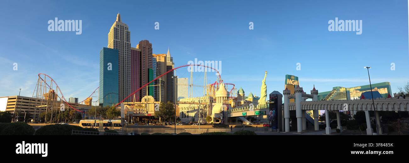 Vista delle attrazioni e degli edifici lungo il Strip a Las Vegas durante la prima serata Foto Stock