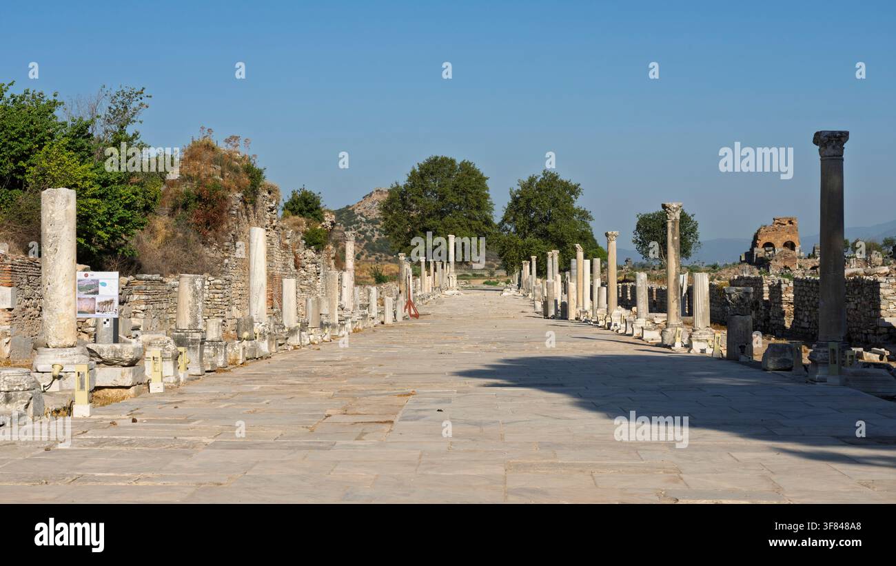 Esplorazione delle antiche rovine di Efeso con colonne di marmo sotto un cielo blu terso in Turchia Foto Stock