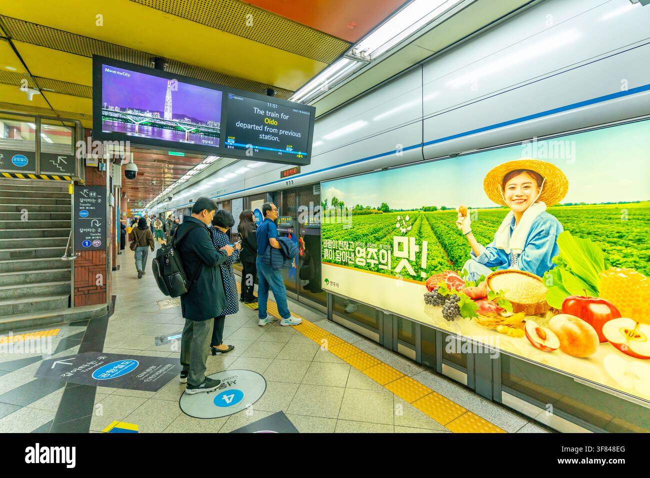 Le persone aspettano il treno nella stazione della metropolitana di Seoul nel distretto di Yongsan durante una giornata intensa in Corea del Sud Foto Stock