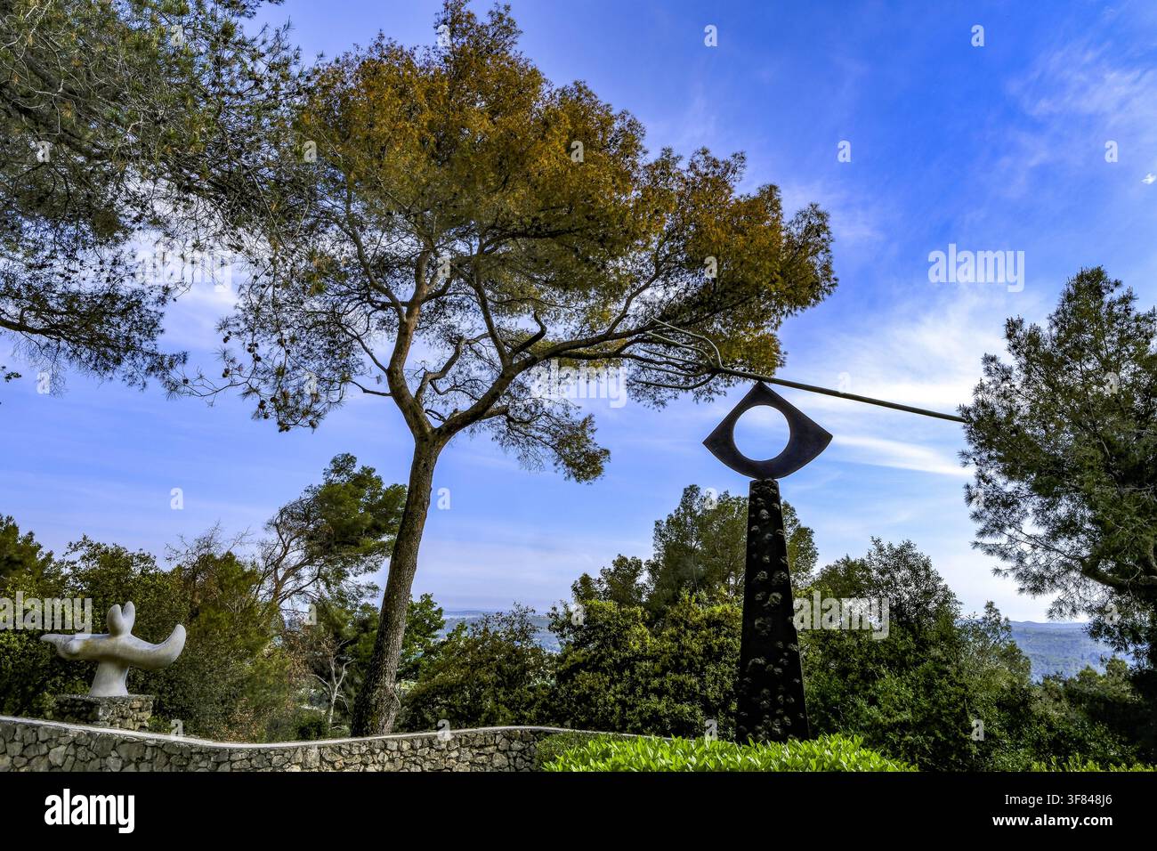 Esplorazione delle sculture uniche e della natura nel Labirinto Miro del giardino della Fondazione Maeght in Francia Foto Stock