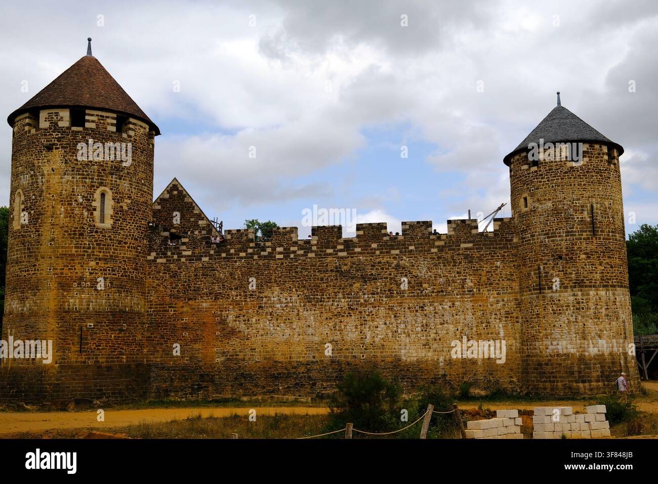 La costruzione del castello di Guedelon con tecniche medievali a Treigny, in Francia, mostra metodi di costruzione storici del Medioevo Foto Stock