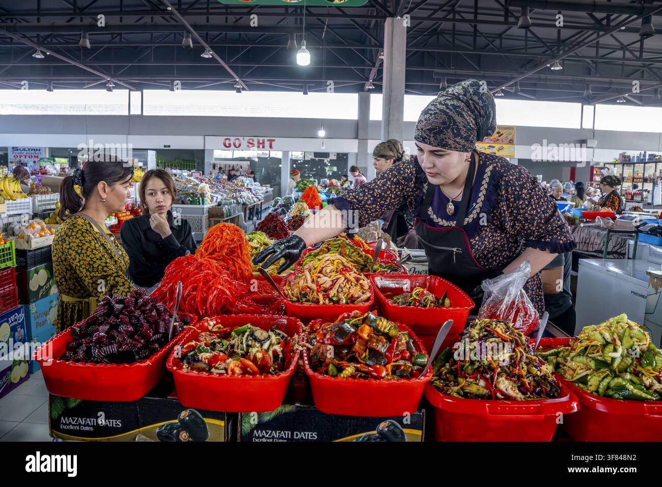 Una visita al mercato alimentare di Khiva mette in mostra i prodotti locali e un'atmosfera vivace piena di venditori e acquirenti Foto Stock