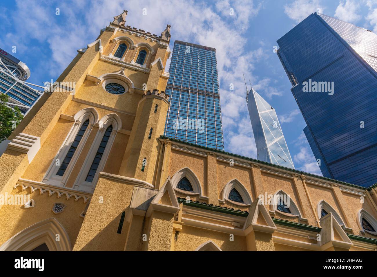 Vista della cattedrale di St Johns davanti agli edifici moderni nel centro dell'isola di Hong Kong con tempo sereno Foto Stock