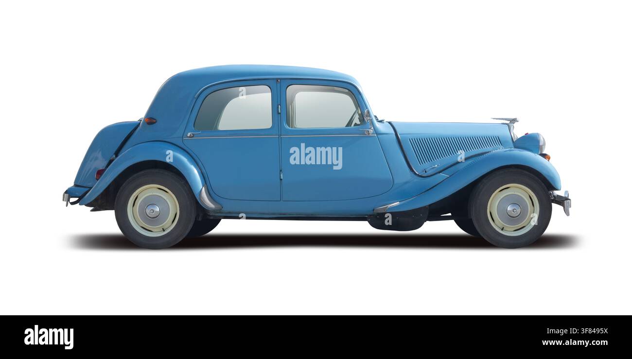 Automobile classica Citroën Traction Avant blu vintage isolata su sfondo bianco - Vista di profilo laterale Foto Stock