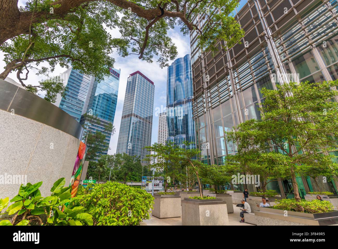 L'architettura contemporanea mette in mostra il design moderno e la vita urbana nel Central District, Hong Kong Island, Hong Kong, Cina Foto Stock