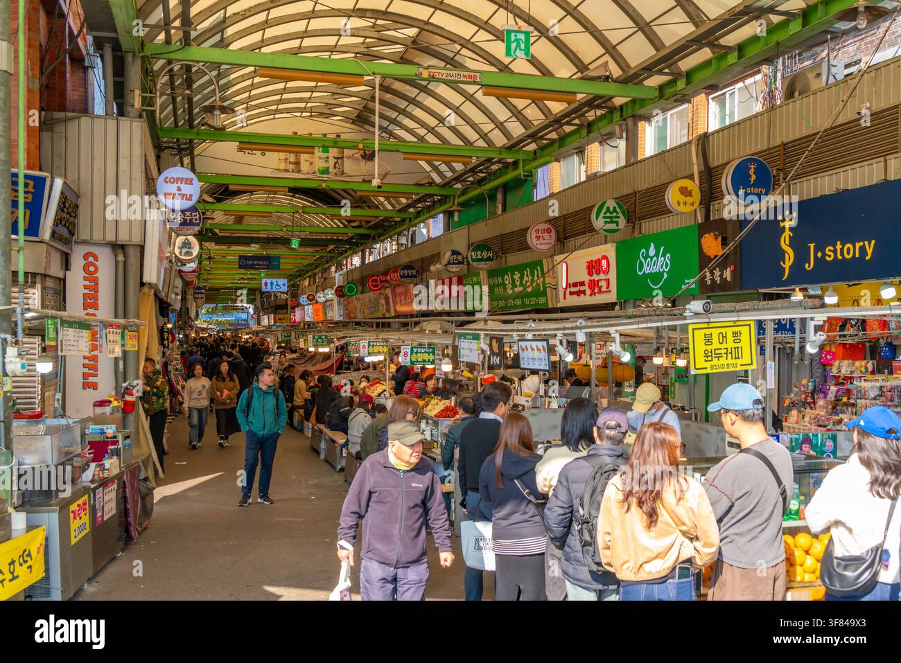 Esplorazione dei vivaci banchi del mercato di Gwangjang con vari cibi e merci a Seoul, in Corea del Sud Foto Stock