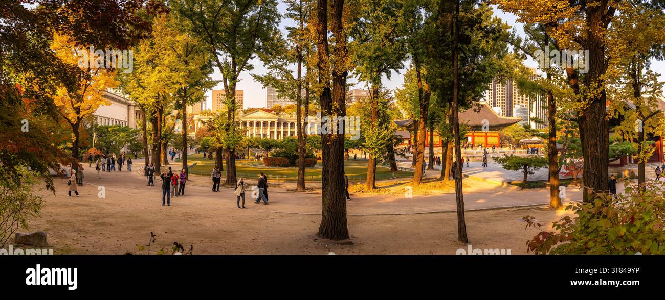 Vista del palazzo Deoksugung mentre i visitatori godono del paesaggio autunnale nel distretto di Jung a Seoul, Corea del Sud Foto Stock