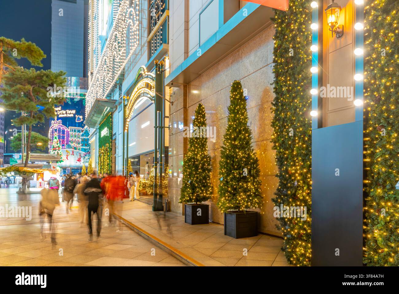 Le luci di Natale adornano l’esterno di un grande negozio a Seoul, creando una scena notturna festosa nel distretto di Jung, in Corea del Sud Foto Stock