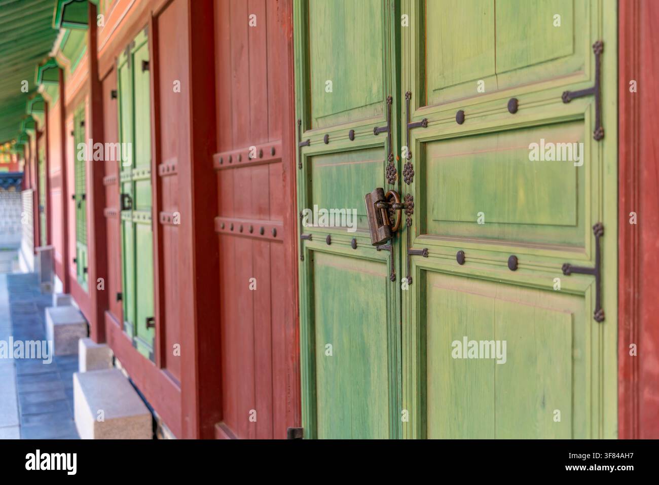 I dettagli di Unhanmun al palazzo di Changdeokgung mostrano porte verdi e architettura tradizionale in una giornata di sole Foto Stock