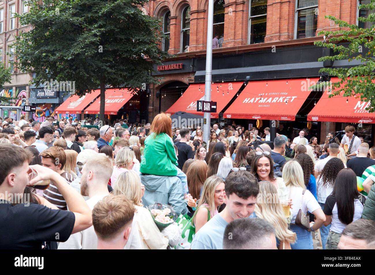 Folli che riempiono la Royal Avenue a Haymarket al Fleadh Cheoil na hEireann Belfast Irlanda del Nord l'8 agosto 2026 Foto Stock