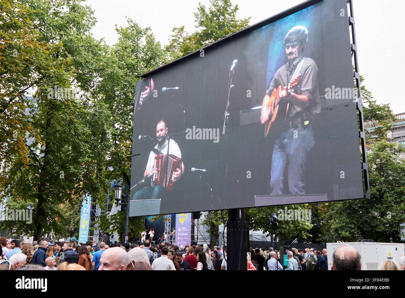 Musicisti che suonano sul grande schermo sulla scena del Fleadh Cheoil na hEireann a Belfast Irlanda del Nord il 8 agosto 2026 Foto Stock