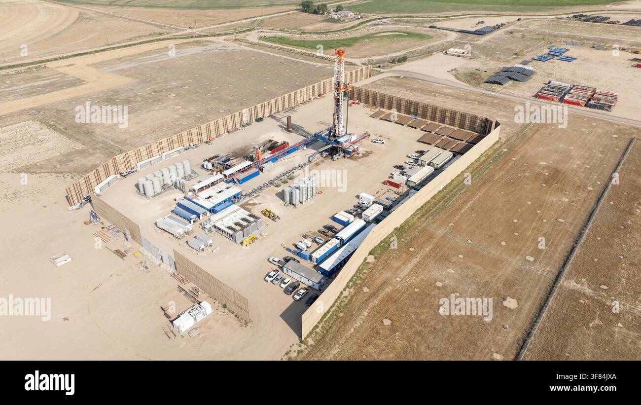 Piattaforma di fracking vicino a Platteville, Colorado, che evidenzia l'estrazione di risorse energetiche in un periodo di volatilità dei prezzi dell'energia Foto Stock