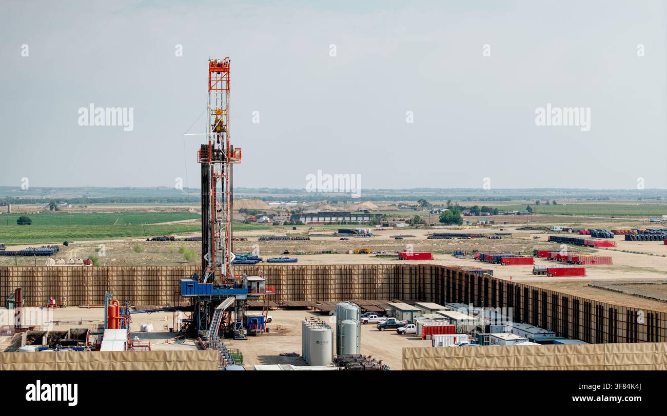 Spazio per la stampa di un derrick petrolifero in Colorado che fornisce energia durante la crisi petrolifera causata dai disordini in Medio Oriente. Foto Stock