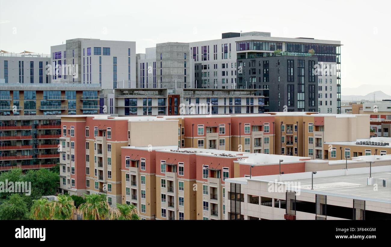 05 agosto 2026 – Tempe, Arizona, Stati Uniti – Prospettiva aerea delle abitazioni studentesche moderne e delle costruzioni urbane nel centro di Tempe. Foto Stock