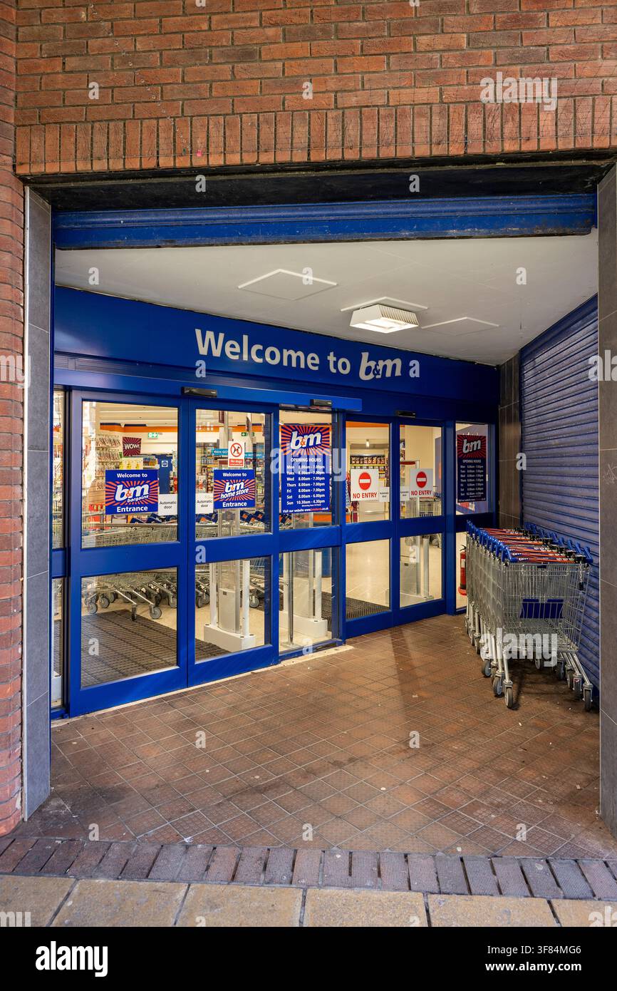Ingresso e insegna di un negozio discount B e M in una strada principale a Lincoln, Lincolnshire, Inghilterra, Regno Unito Foto Stock