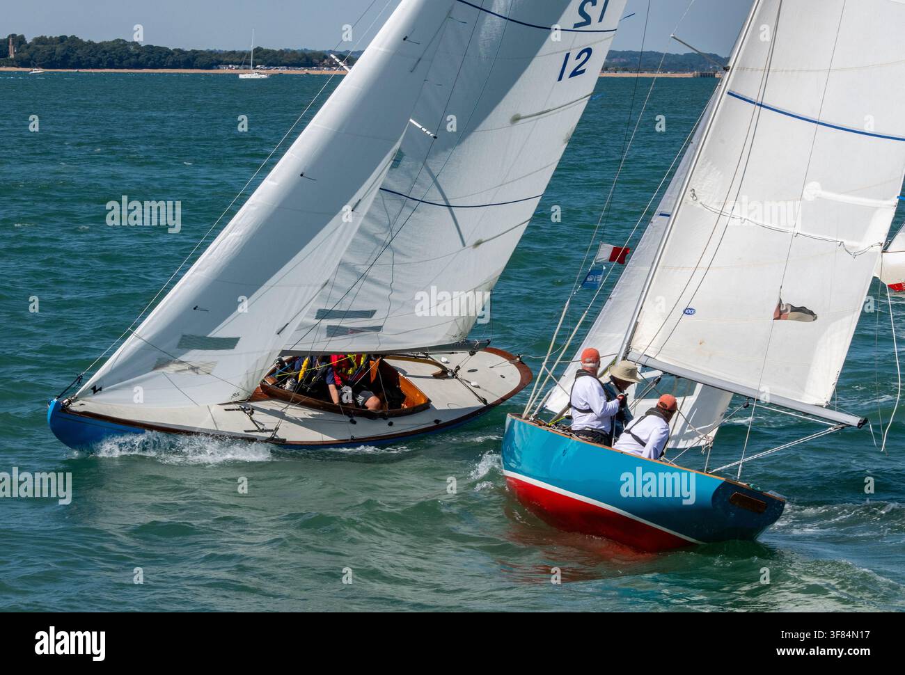 Piccoli yacht in gara alla regata della settimana di Cowes sull'isola di Wight, Inghilterra, Regno Unito Foto Stock