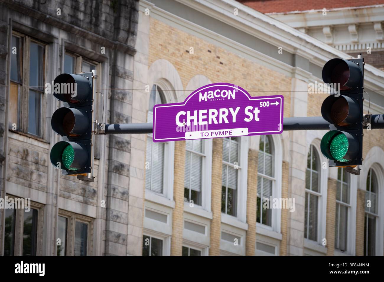 Segni stradali a Macon, Georgia, USA, scritti anche in lingua Musgocee creek Foto Stock