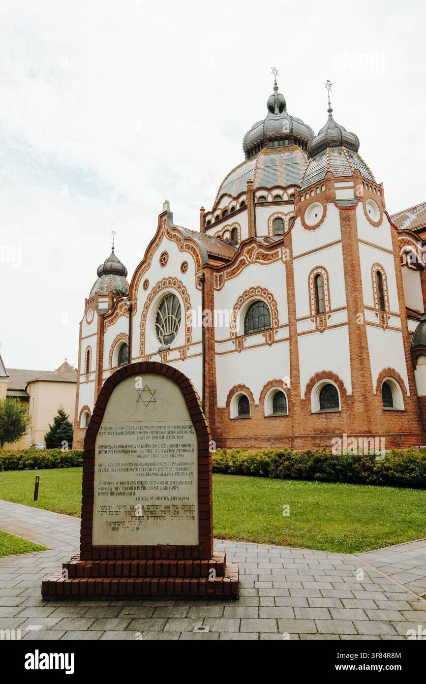 Subotica, Serbia - 16 luglio 2026. Un memoriale onora i cittadini ebrei morti durante la Seconda Guerra mondiale. Il monumento si trova accanto alla storica Subotica Foto Stock