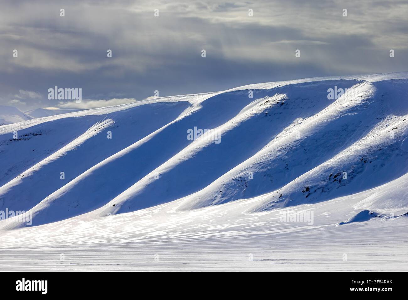pendice montuoso coperto di neve nel paesaggio artico di Mohnbukta, baia sulla riva occidentale dello Storfjorden nel Sabine Land a Spitsbergen / Svalbard Foto Stock