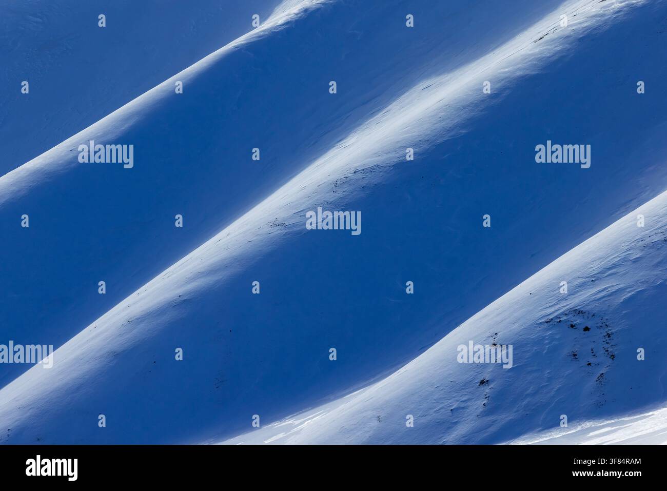 pendice montuoso coperto di neve nel paesaggio artico di Mohnbukta, baia sulla riva occidentale dello Storfjorden nel Sabine Land a Spitsbergen / Svalbard Foto Stock
