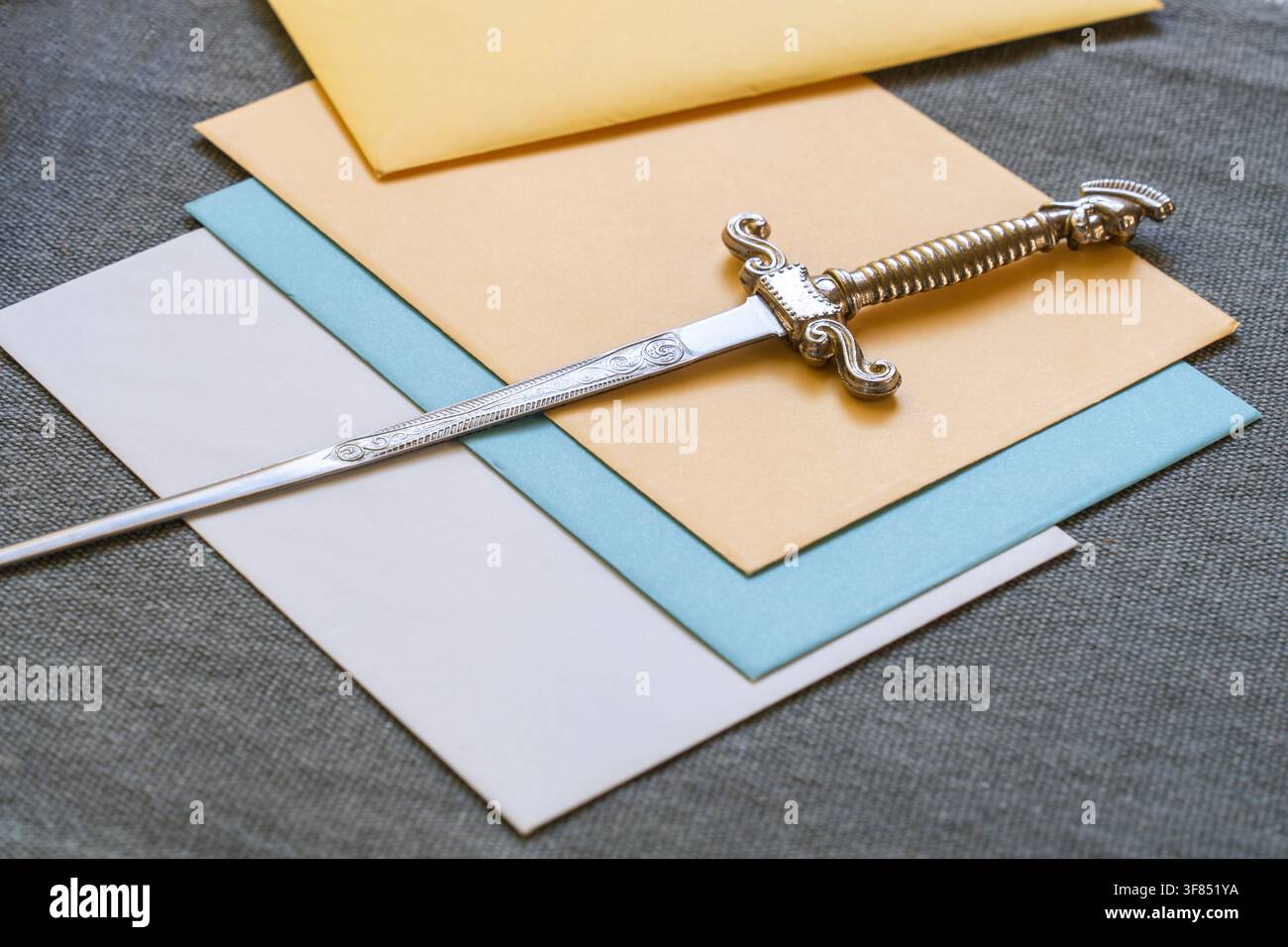Apribusta con buste di carta colorate Foto Stock