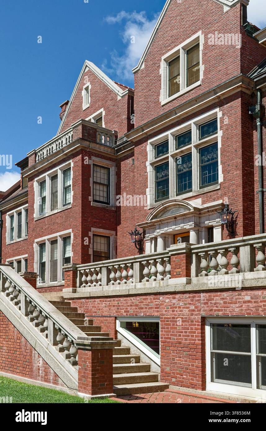 Villa Glensheen, retro, esterno, mattoni rossi, balcone, gradini, ringhiera in pietra, molte finestre, 1908, 39 stanze, stile Jacobean Revival, Gilded del Minnesota Foto Stock