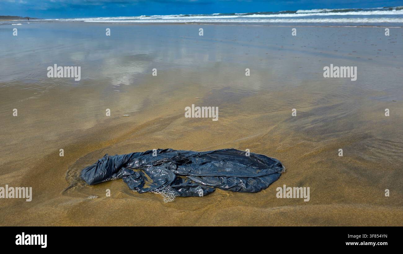 Inquinamento oceanico con rifiuti di plastica abbandonati sulla costa atlantica a Soulac-sur-Mer, Francia. Foto Stock