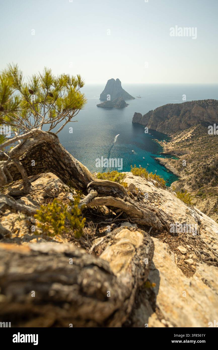 Vista drammatica di Es Vedra e Atlantis Beach a Ibiza, Spagna Foto Stock
