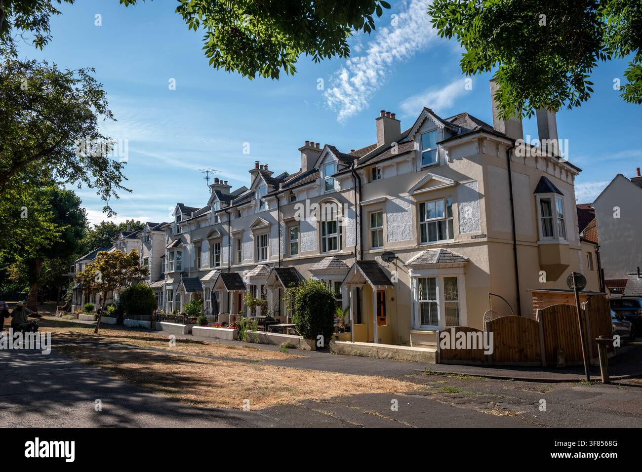 Hythe, 8 agosto 2026: Case su The Avenue Foto Stock