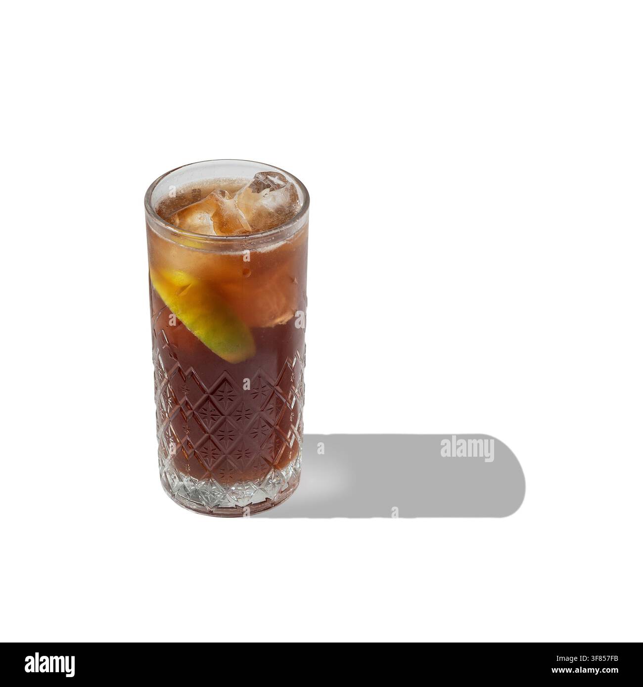 Cocktail Long Island Iced Tea con ghiaccio e spicchio di agrumi isolato su bianco Foto Stock