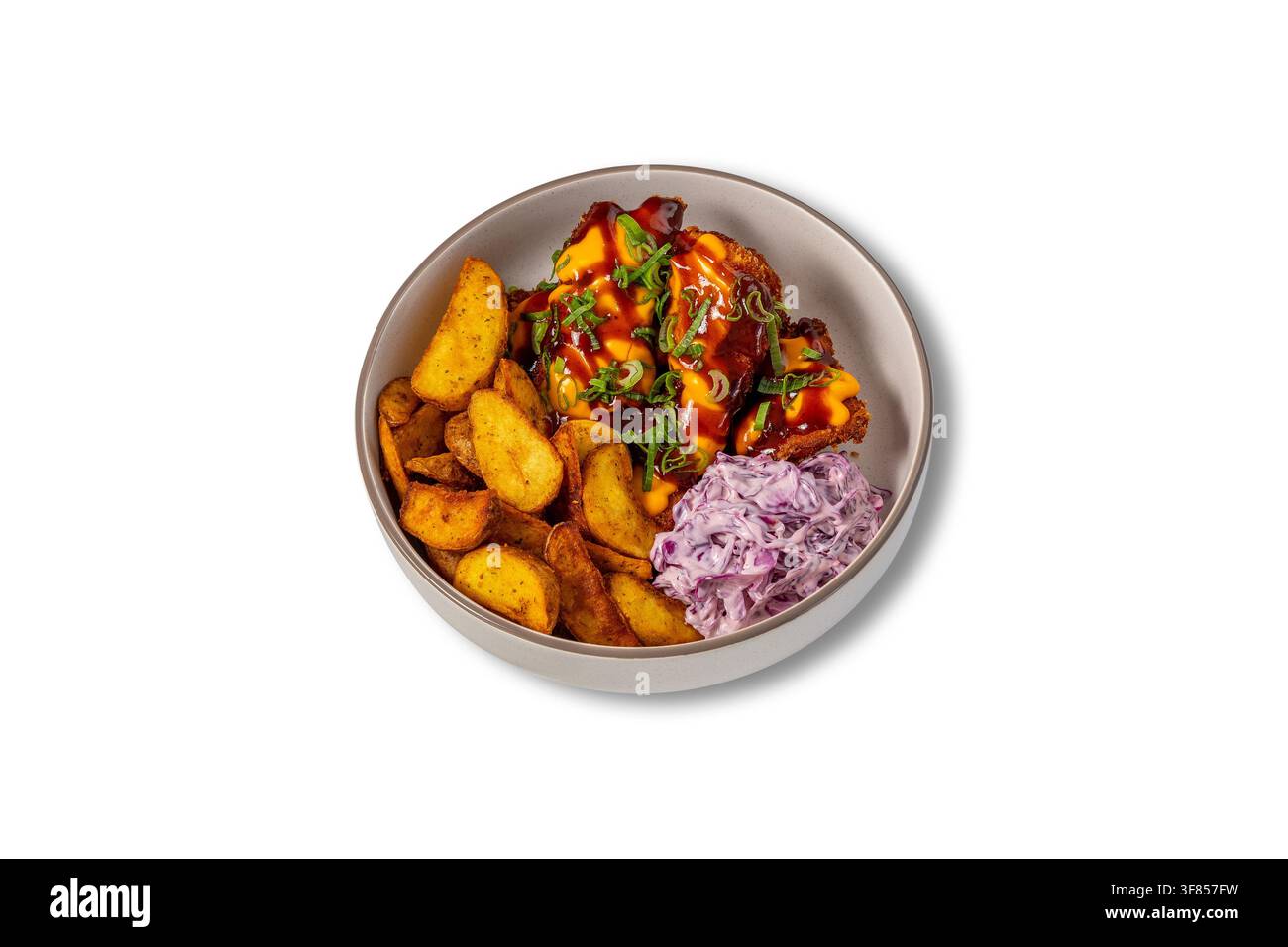 Nuggets di pollo croccanti con patate a cubetti, insalata di cavolo rosso e salsa al formaggio barbecue Foto Stock