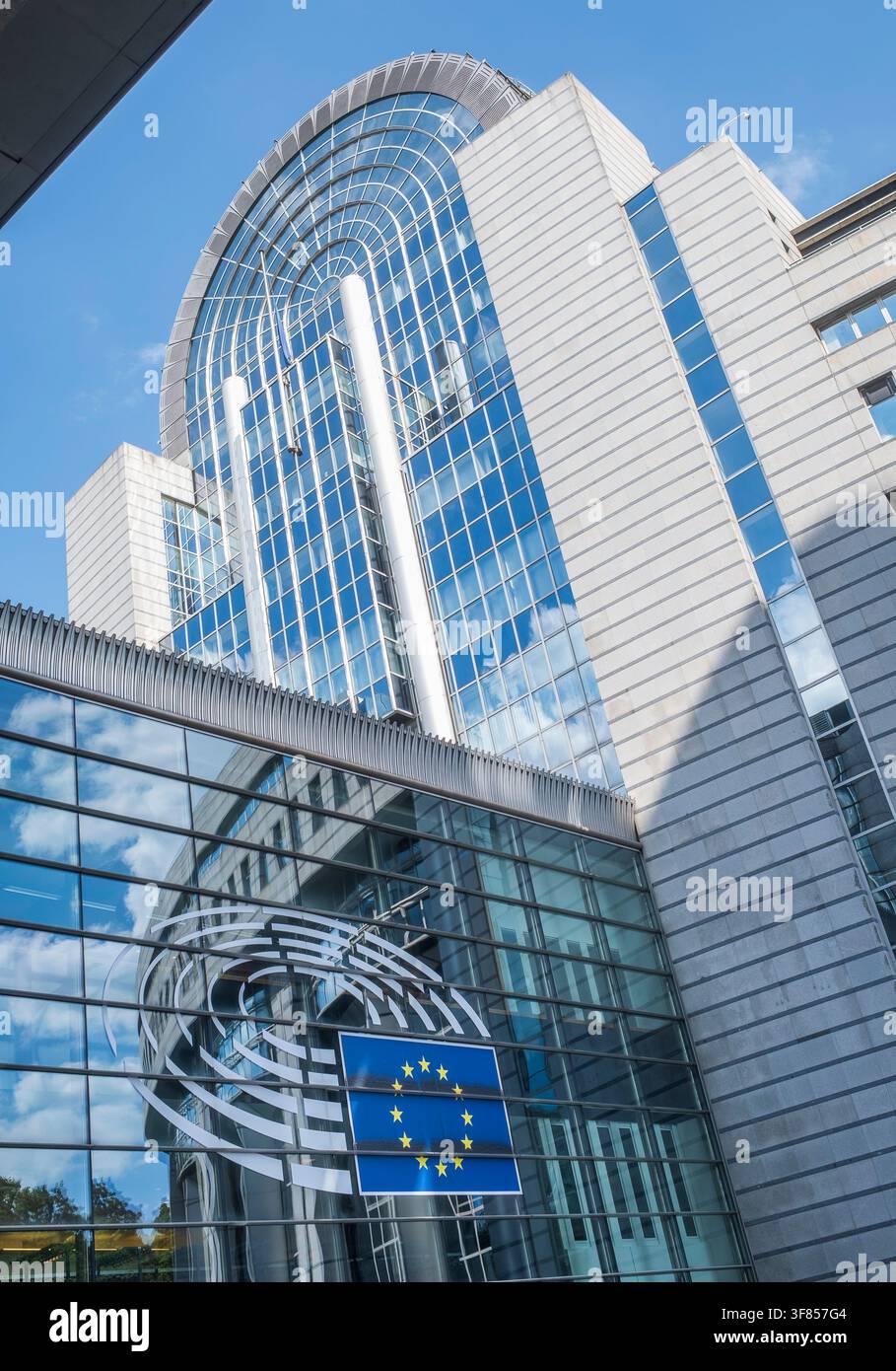 La vista esterna mostra l'edificio Paul-Henri Spaak del Parlamento europeo con la sua prominente facciata in vetro curva e la struttura in pietra. Foto Stock