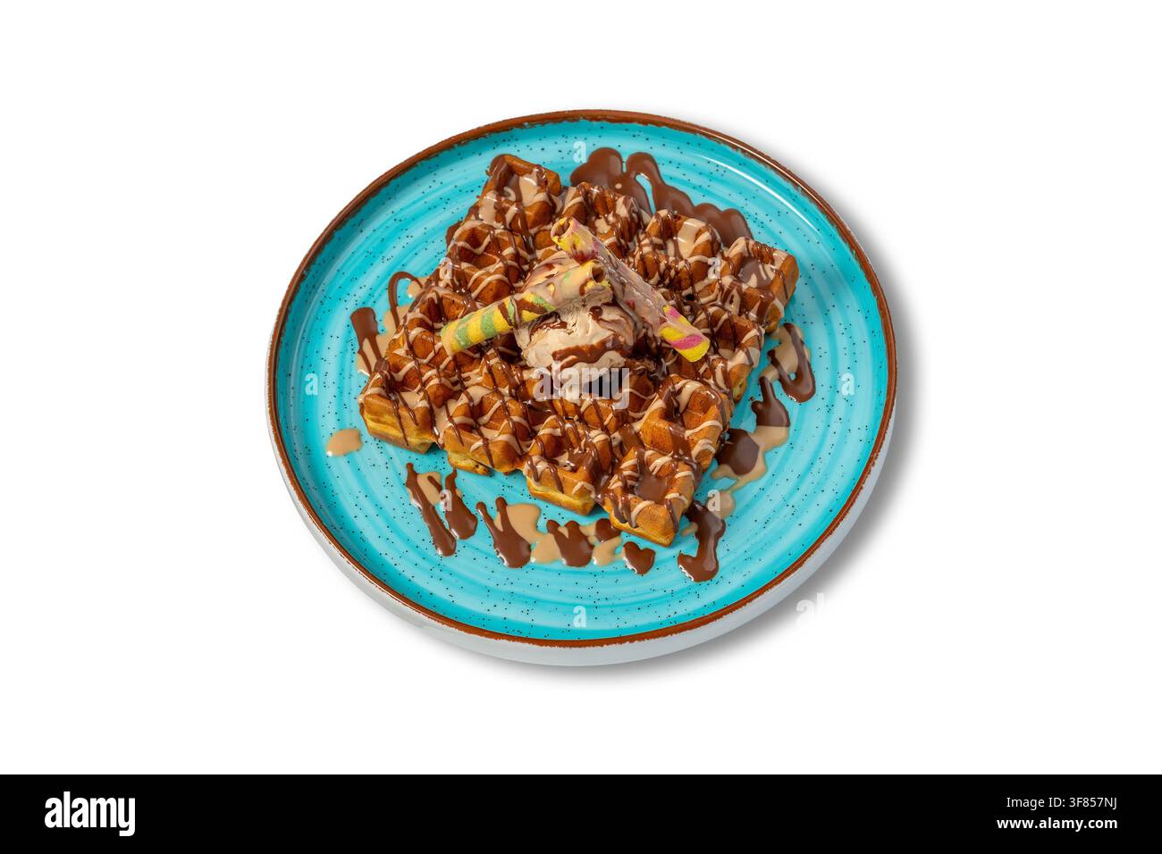 Gaufre belgiche con gelato al cioccolato, salsa al cioccolato e rotoli di waffle su piatto blu Foto Stock