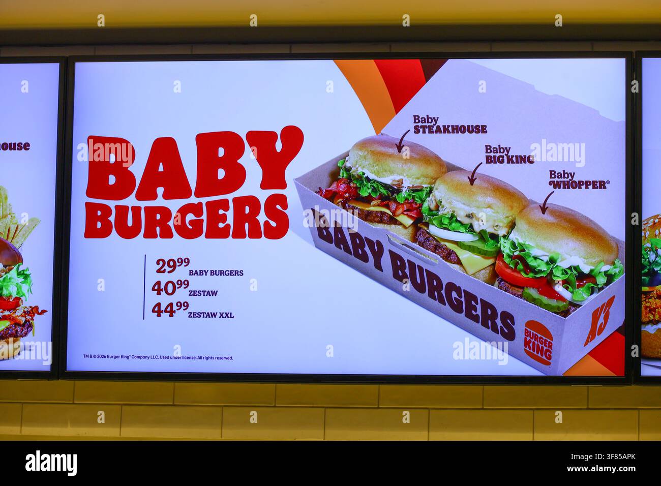 Esposizione Burger King a Wrocław che mostra un vassoio di baby burger con nomi di prodotti e prezzi in testo rosso e grafica di marca che forma un layout promozionale interno Foto Stock