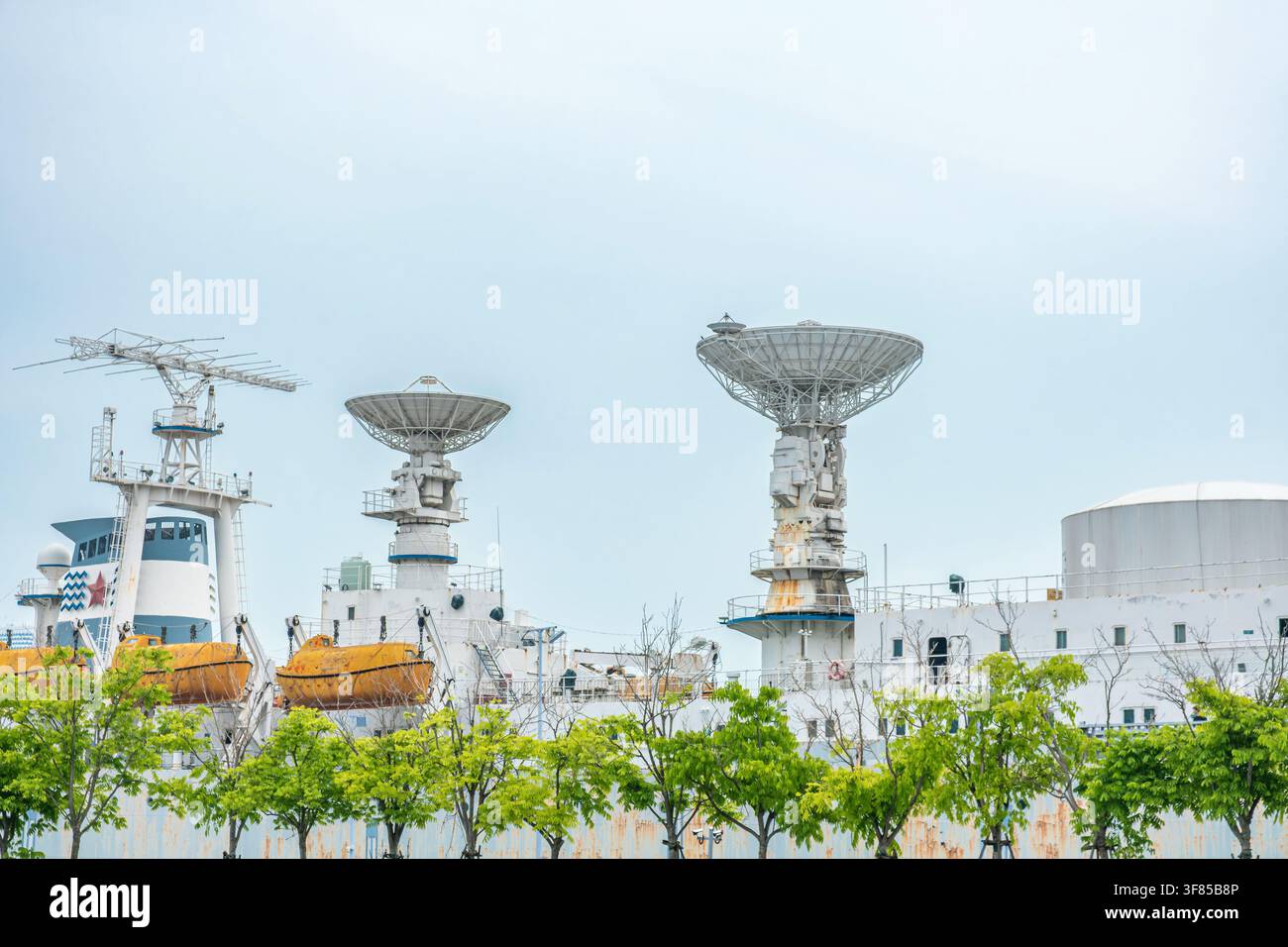 Nave da ricerca dotata di grandi antenne di comunicazione satellitare e scialuppe di salvataggio. Radar di sorveglianza oceanica, tracciamento satellitare, monitoraggio Foto Stock