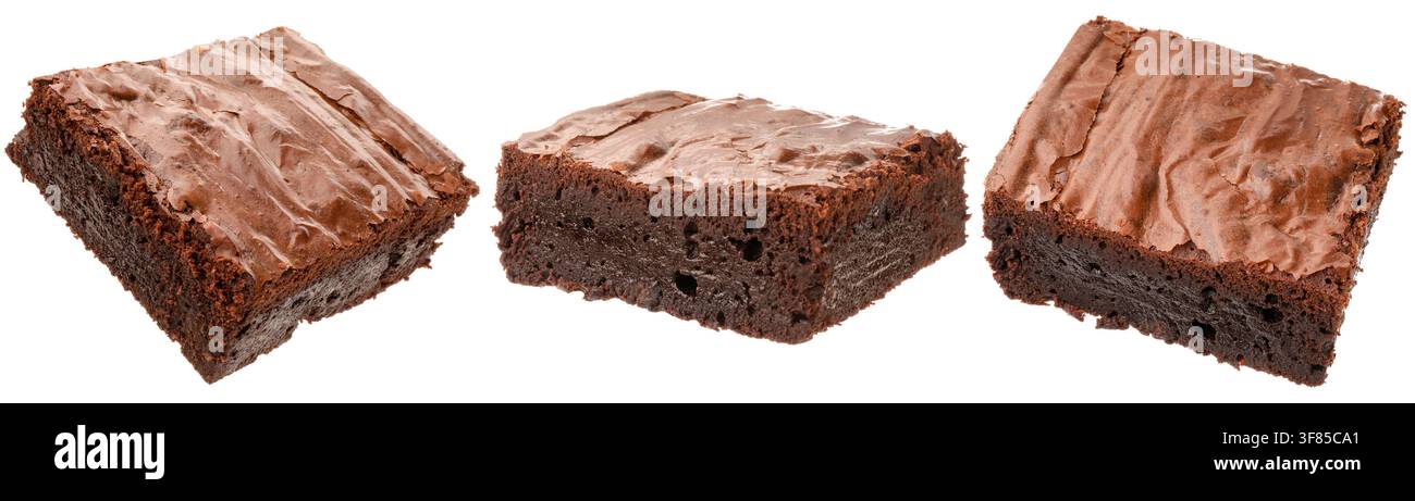 Deliziosi pezzi di brownie al cioccolato isolati su bianco, disposti Foto Stock