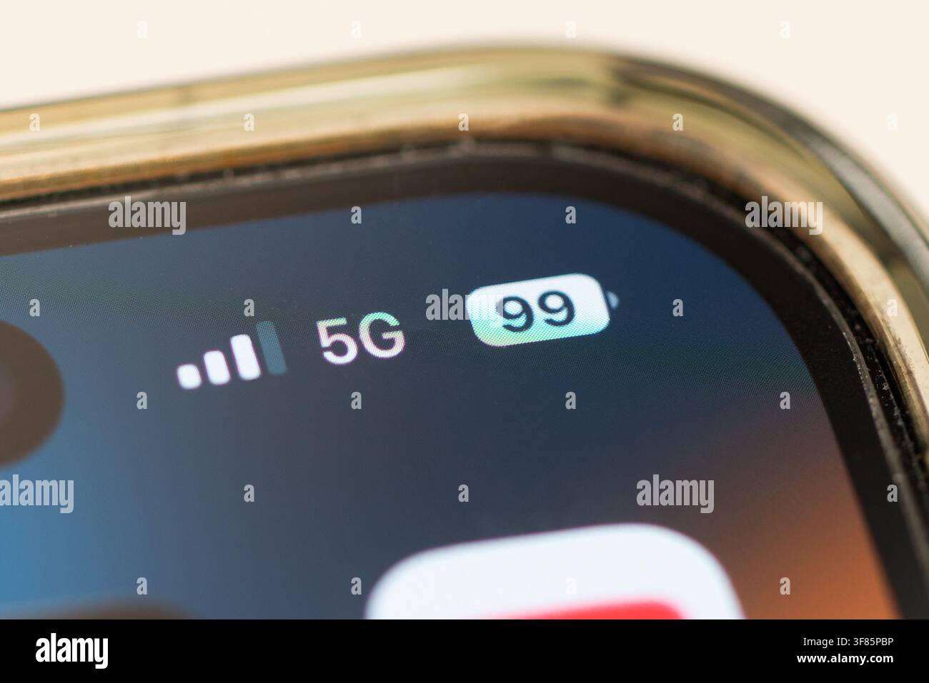 Uno schermo di smartphone che mostra una connessione di rete 5G e una batteria quasi piena, evidenziando la tecnologia mobile, la connettività senza fili e la comunicazione digitale. Foto Stock