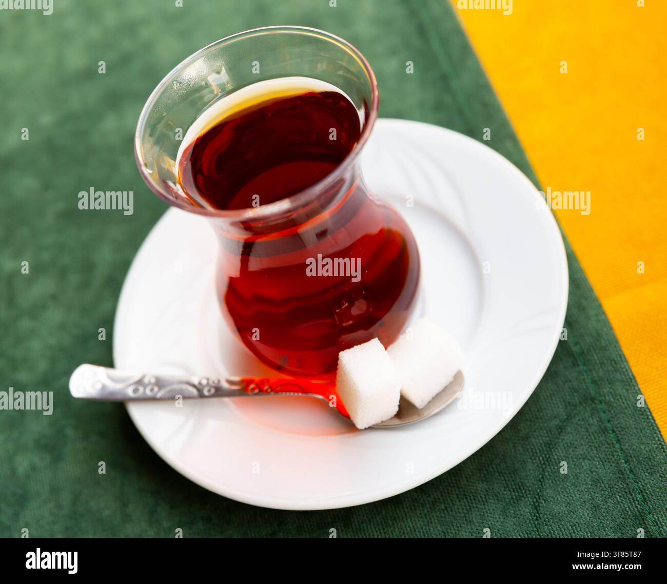 Primo piano di tè turco caldo fresco con due cubetti di zucchero Foto Stock