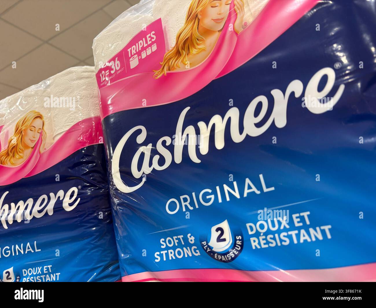 Primo piano della confezione della carta igienica Cashmere Original che mostra un marchio morbido e resistente. Foto Stock