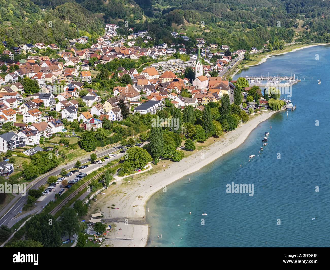 Vista della città di Sipplingen sul lago di Costanza con chiesa e porticciolo. Veduta aerea. Sipplingen, Baden-Wuerttemberg, Germania Foto Stock