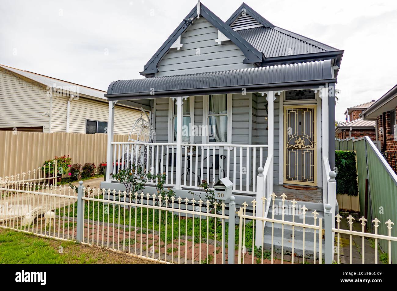 Un grazioso piccolo cottage suburbano con veranda a bordi arrotondati a Tamworth, NSW, Australia. Foto Stock