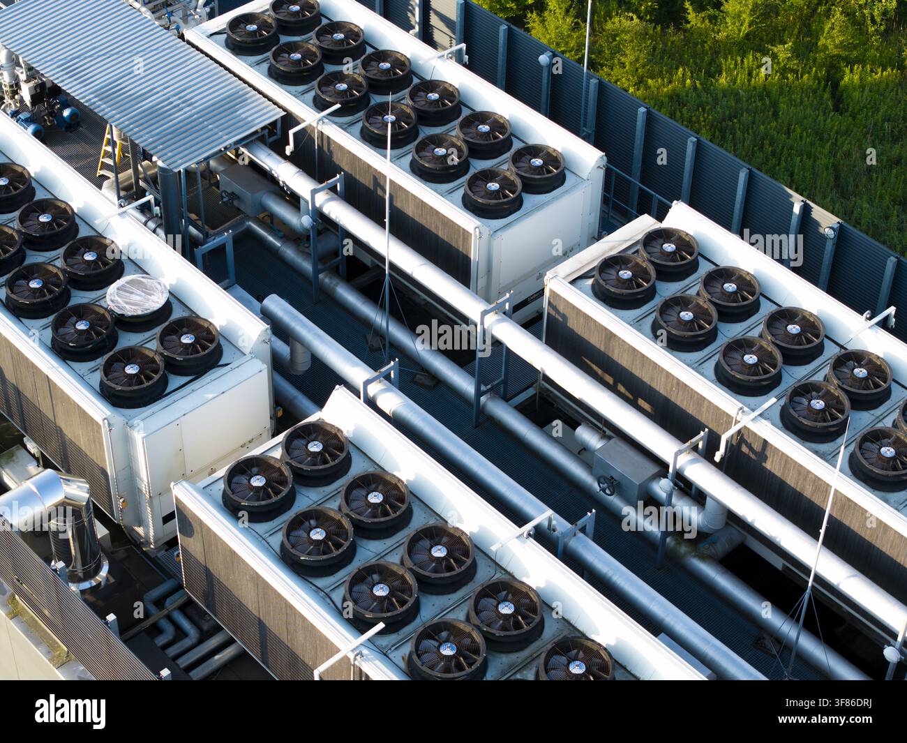 Vista aerea delle unità del sistema di raffreddamento sul tetto di un data center AI a Cracovia, Voivodato della Piccola Polonia, Polonia. Foto Stock