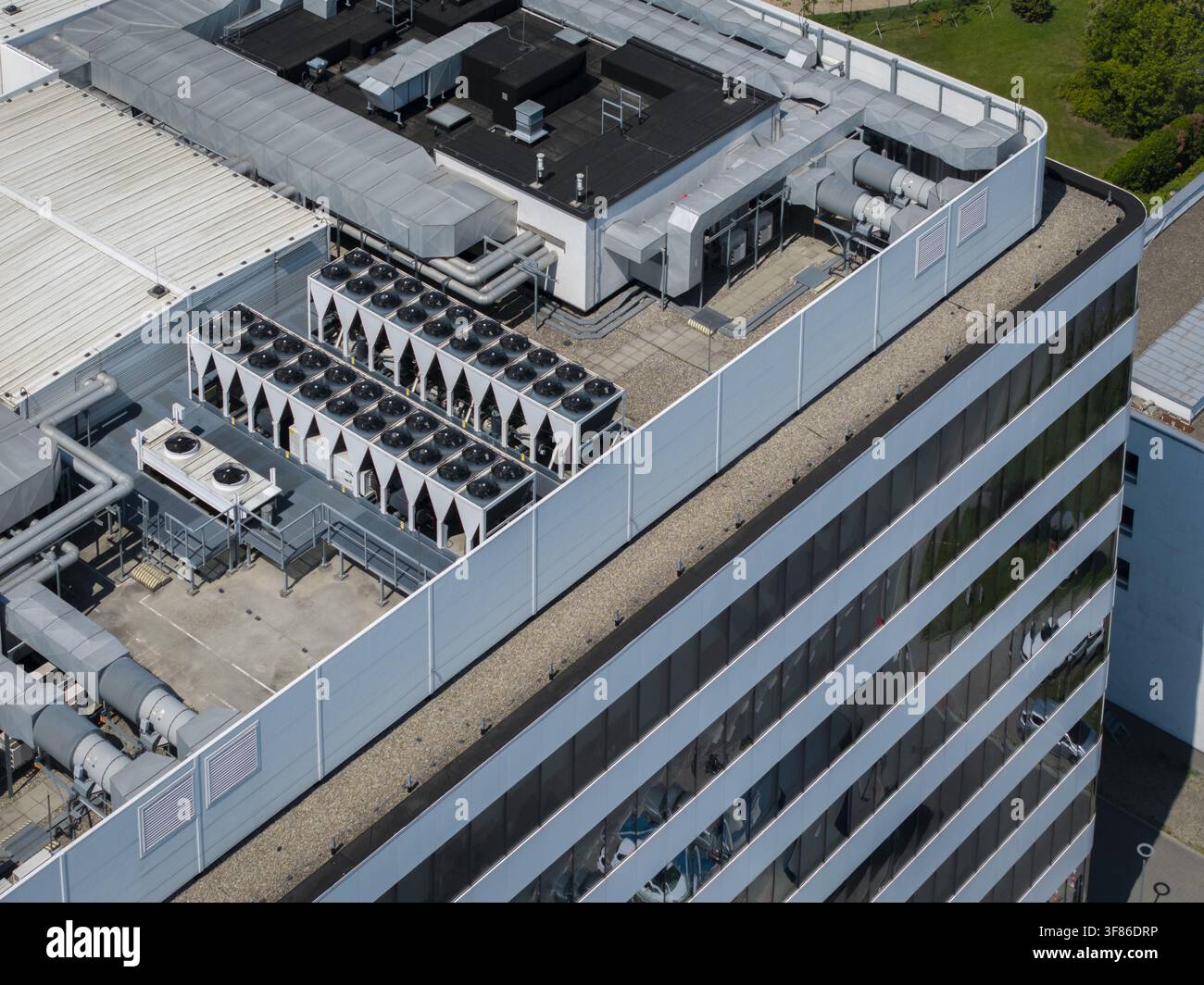 Vista aerea del tetto di un centro dati IA con unità di raffreddamento industriali e sistemi di ventilazione a Cracovia, Voivodato della Piccola Polonia, Polonia. Foto Stock