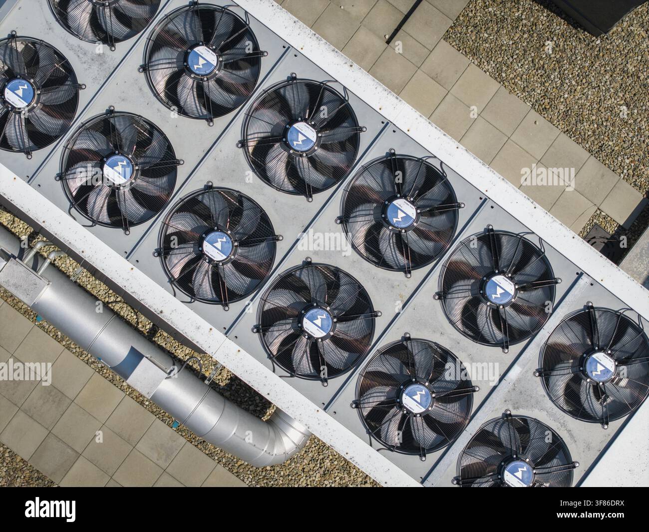 Vista aerea di ventole di raffreddamento industriali sul tetto di un data center AI, Cracovia, Voivodato della Piccola Polonia, Polonia. Foto Stock