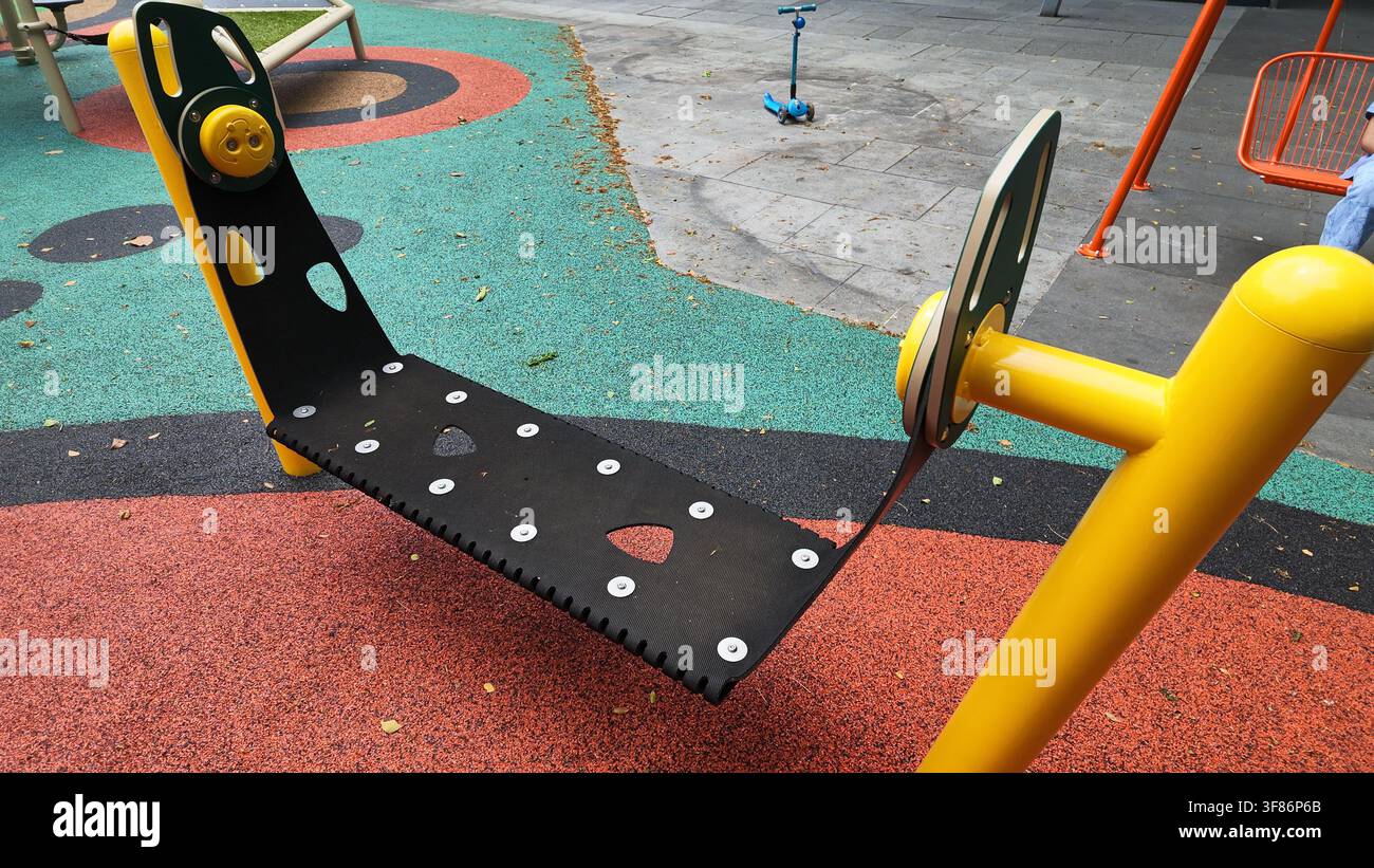 Attrezzature da parco giochi per l'esercizio in un parco urbano Foto Stock
